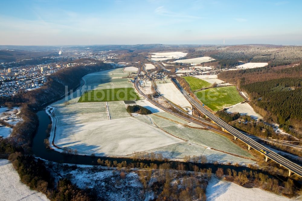 Uentrop aus der Vogelperspektive: Schneebedeckte Ruhrauen entlang der Bundesautobahn A46 bei Uentrop im Bundesland Nordrhein-Westfalen