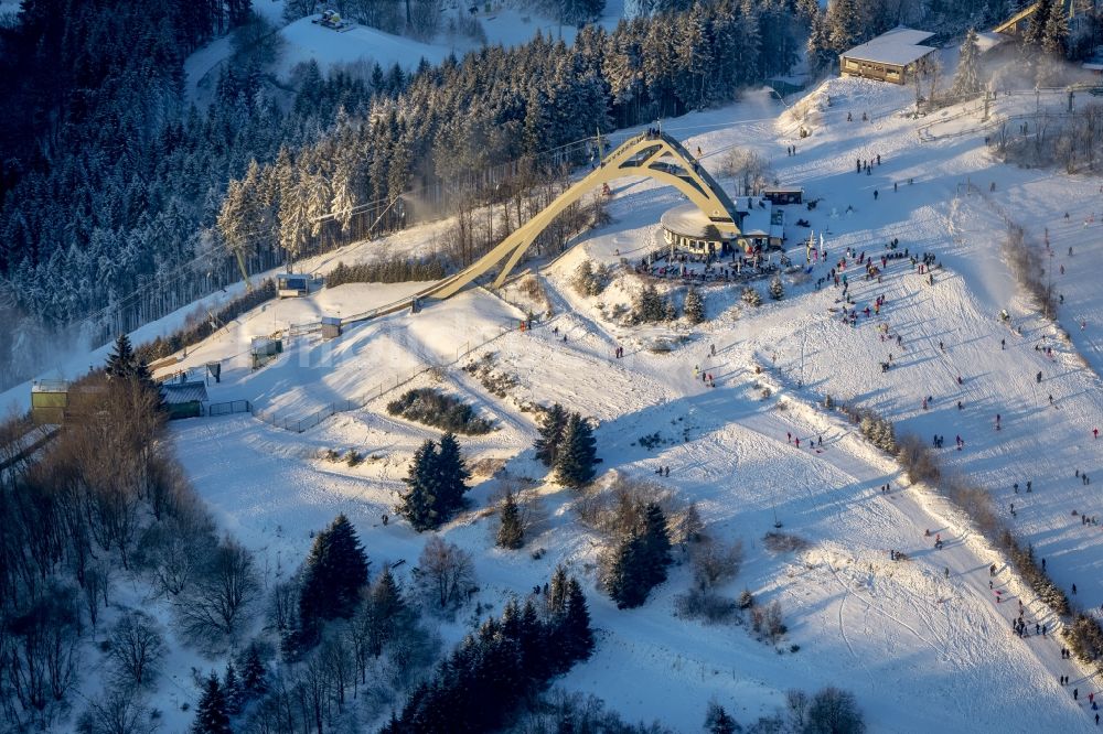 Winterberg von oben - Schneebedeckte Skigebiete und Abfahrtslaufpisten in den Wintersportgebieten in Winterberg im Bundesland Nordrhein-Westfalen