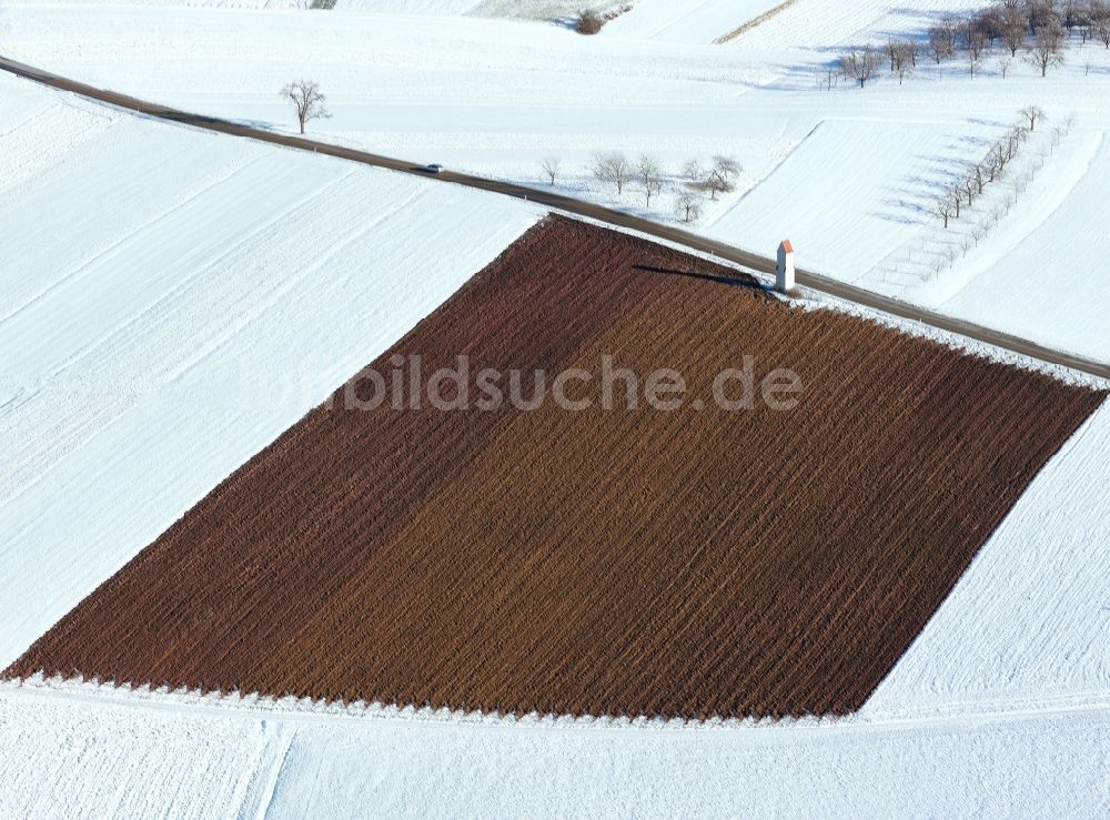 Horbach aus der Vogelperspektive: Schneebedeckte Winterlandschaft von Feldstrukturen bei Horbach im Rems-Murr-Kreis in Baden-Württemberg