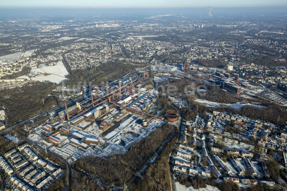 Essen aus der Vogelperspektive: Schneebedeckte Winterlandschaft vom gelände der Kokerei Zeche Zollverein in Essen im Bundesland Nordrhein-Westfalen