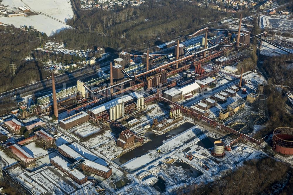 Luftbild Essen - Schneebedeckte Winterlandschaft vom gelände der Kokerei Zeche Zollverein in Essen im Bundesland Nordrhein-Westfalen