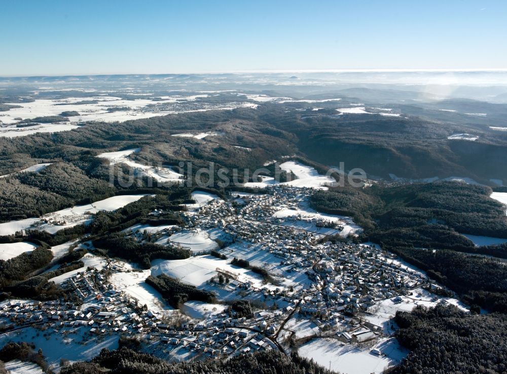 Auenwald aus der Vogelperspektive: Schneebedeckte Winterlandschaft in der Gemeinde Auenwald im Bundesland Baden-Württemberg