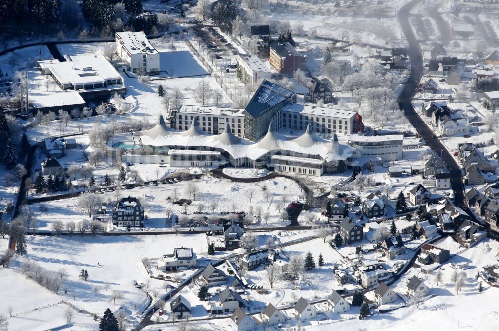Luftaufnahme Masserberg - Schneebedeckte Winterlandschaft am Hotel Rennsteig in Masserberg im Bundesland Thüringen