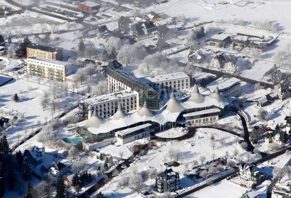 Masserberg von oben - Schneebedeckte Winterlandschaft am Hotel Rennsteig in Masserberg im Bundesland Thüringen