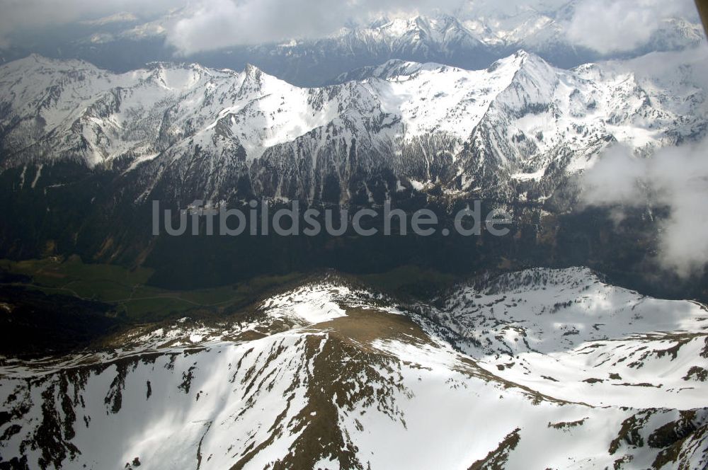 Tweng aus der Vogelperspektive: Schneebedeckte und wolkenverhangene Alpenketten bei Tweng in Österreich