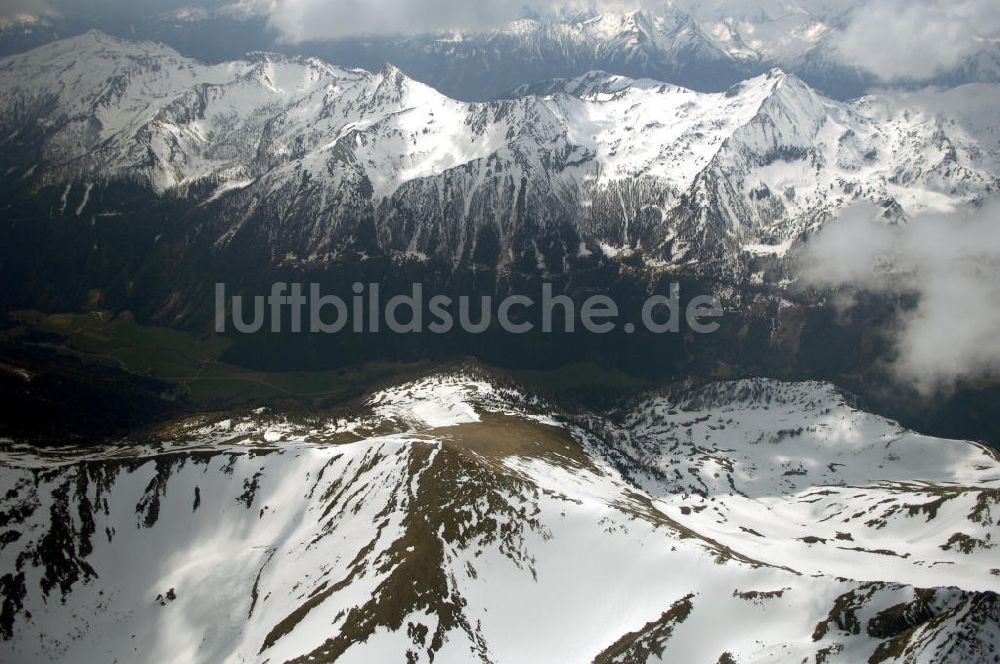 Luftbild Tweng - Schneebedeckte und wolkenverhangene Alpenketten bei Tweng in Österreich