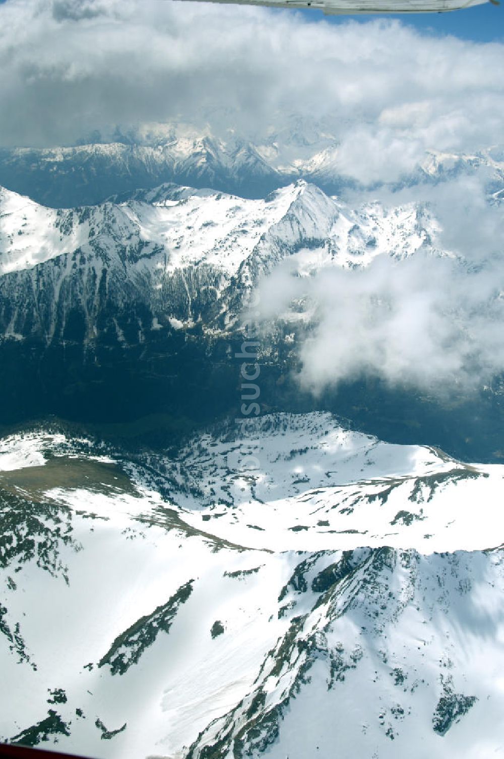 Luftaufnahme Tweng - Schneebedeckte und wolkenverhangene Alpenketten bei Tweng in Österreich