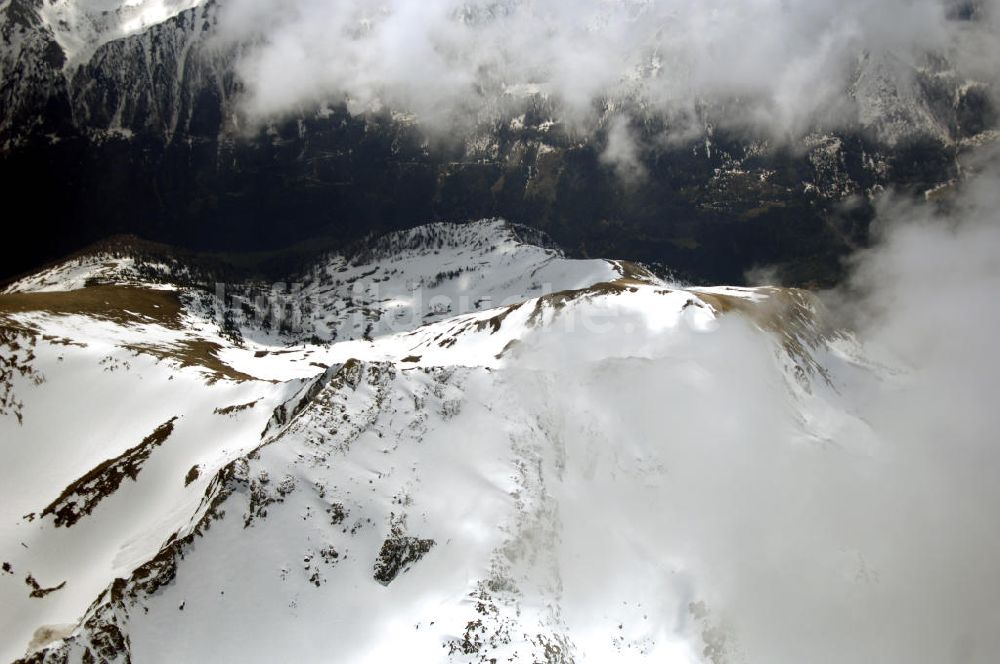 Tweng von oben - Schneebedeckte und wolkenverhangene Alpenketten bei Tweng in Österreich