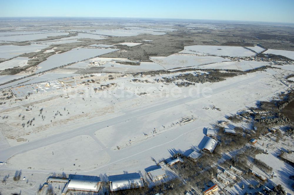 Luftbild WERNEUCHEN - Schneebedeckter Flugplatz Werneuchen