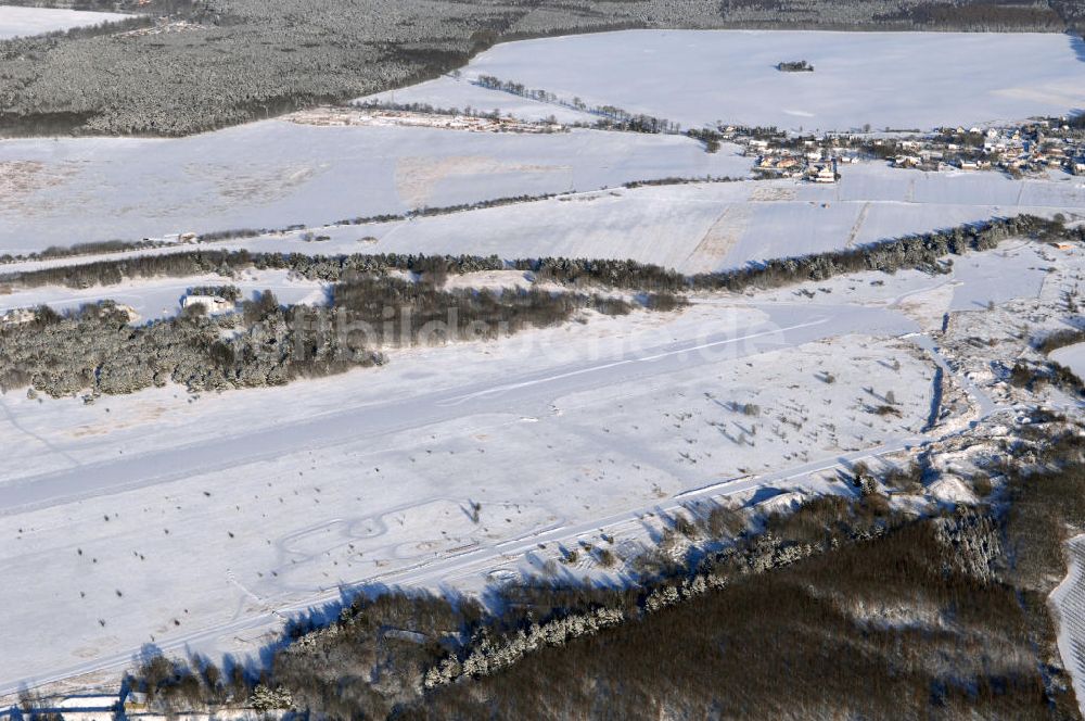 WERNEUCHEN von oben - Schneebedeckter Flugplatz Werneuchen