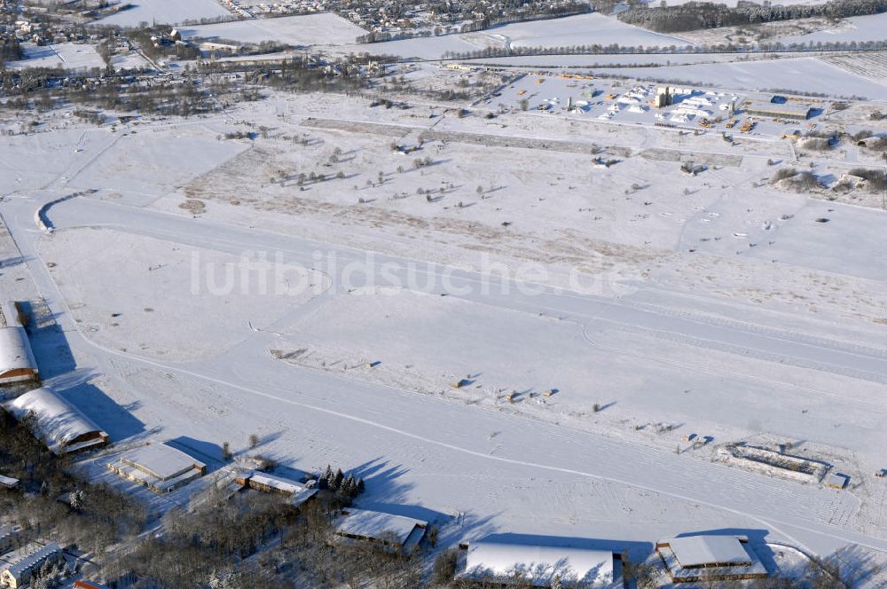 WERNEUCHEN aus der Vogelperspektive: Schneebedeckter Flugplatz Werneuchen