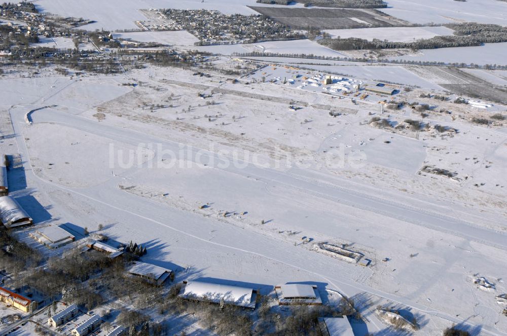 Luftbild WERNEUCHEN - Schneebedeckter Flugplatz Werneuchen