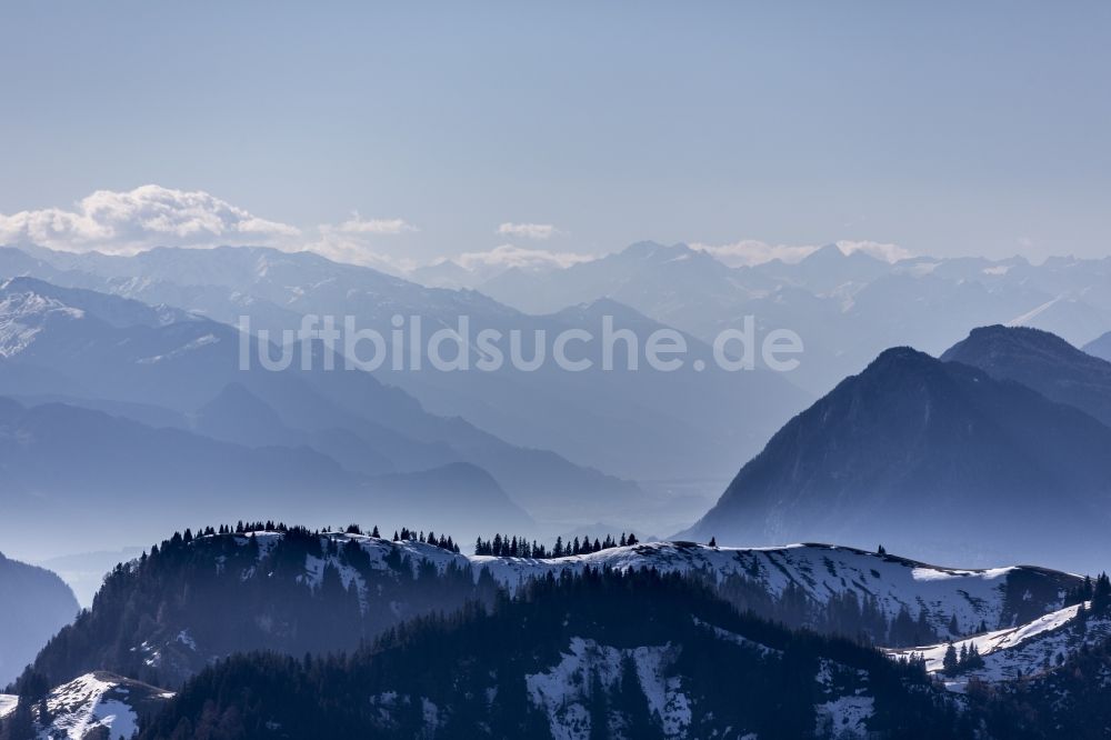 Luftbild Walchsee - Schneebedeckter Gebirgszug in den Alpen bei Walchsee in Österreich