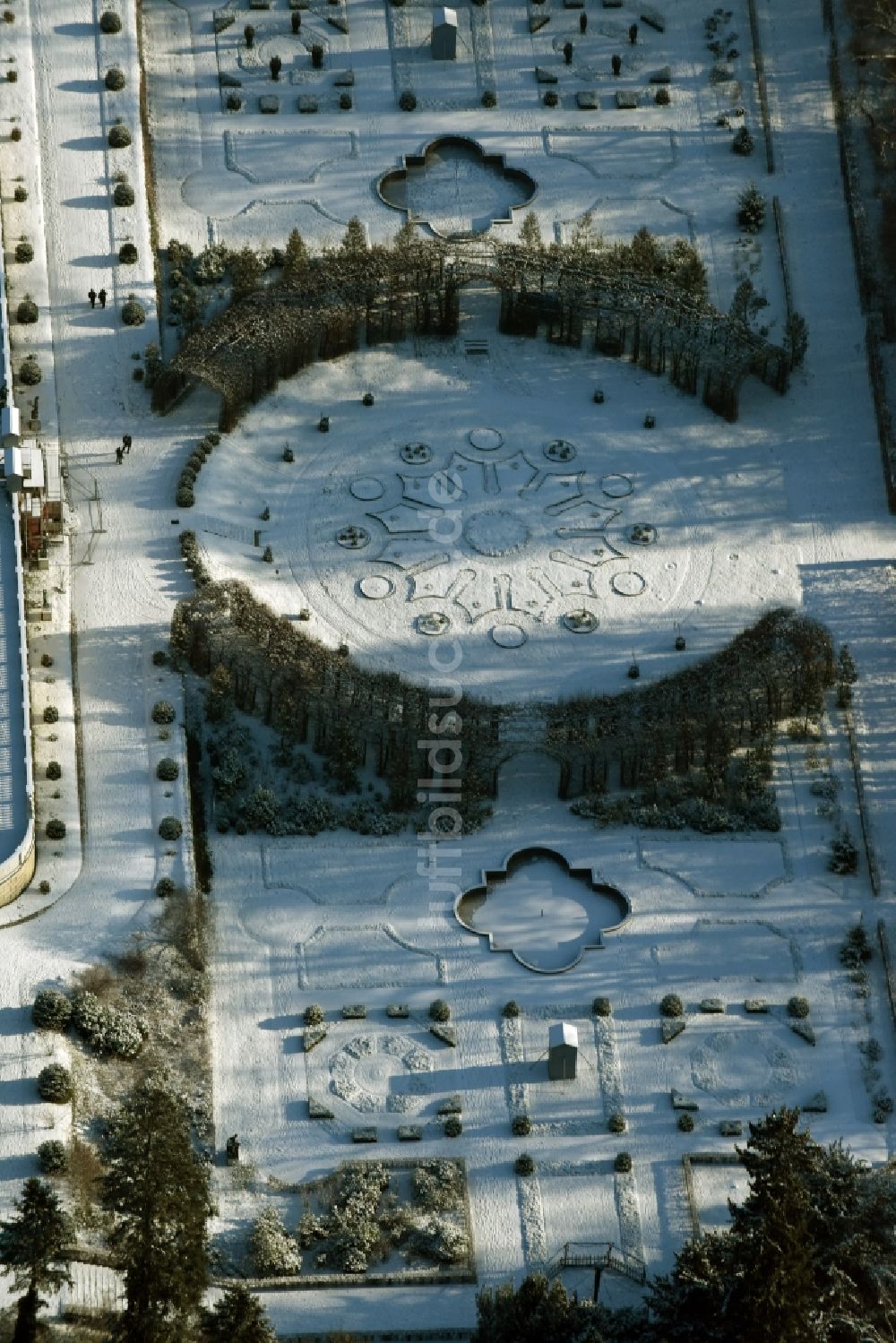 Luftaufnahme Potsdam - Schneebedeckter Sizilianischer Garten im Sanssouci Park in Potsdam im Bundesland Brandenburg