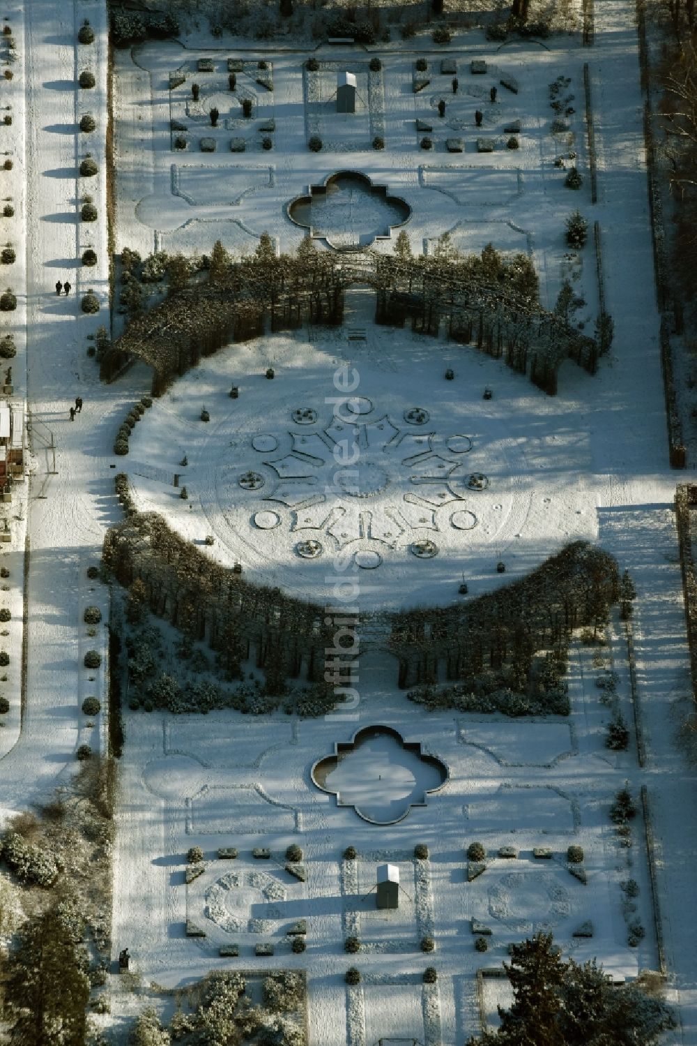 Potsdam von oben - Schneebedeckter Sizilianischer Garten im Sanssouci Park in Potsdam im Bundesland Brandenburg