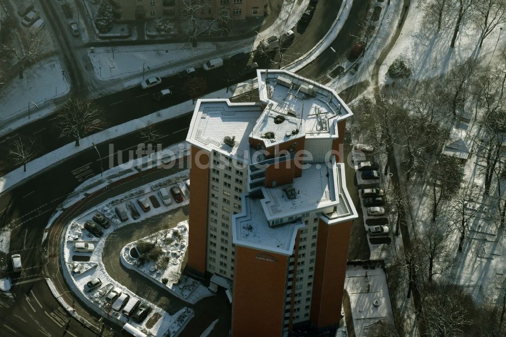 Berlin aus der Vogelperspektive: Schneebedecktes Hochhaus- Wohngebäude von Soka-Bau am Steglitzer Damm im Bezirk Steglitz-Zehlendorf in Berlin