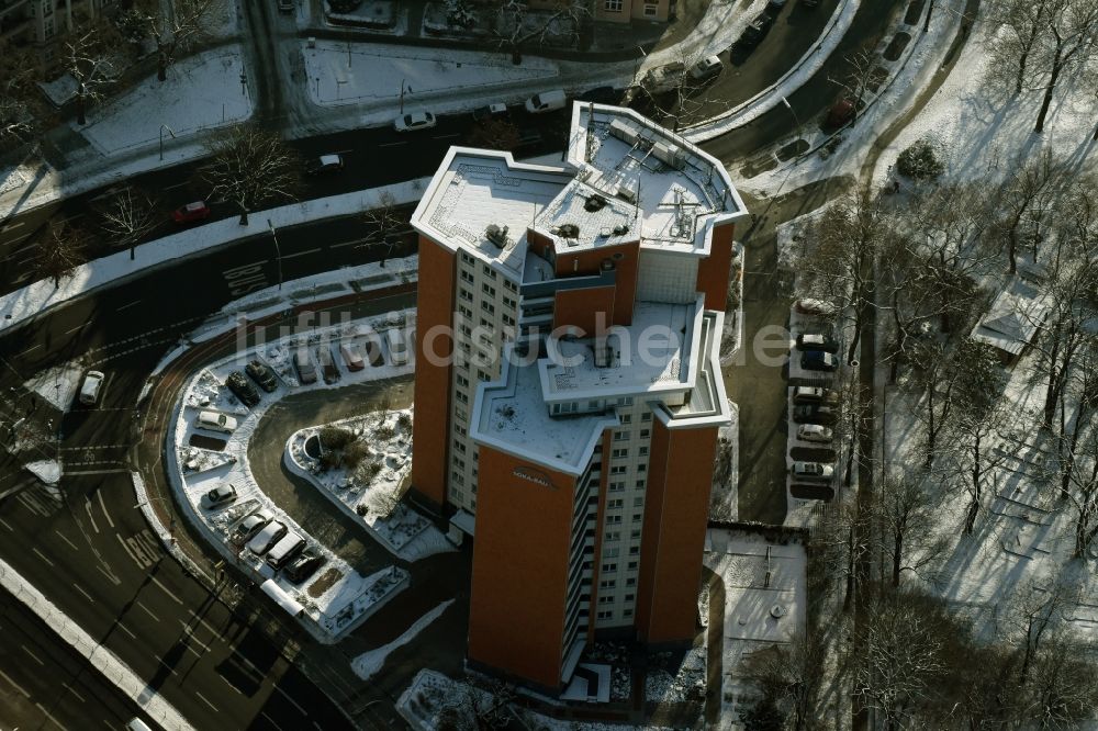 Berlin aus der Vogelperspektive: Schneebedecktes Hochhaus- Wohngebäude von Soka-Bau am Steglitzer Damm im Bezirk Steglitz-Zehlendorf in Berlin