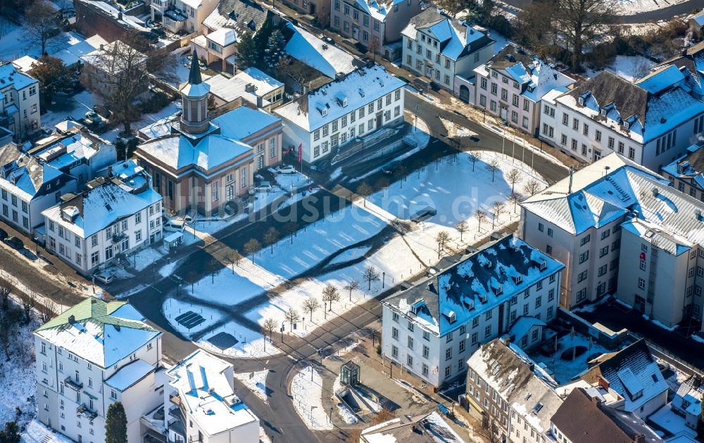 Arnsberg aus der Vogelperspektive: Schneebedecktes Kirchengebäude der Auferstehungskirche ( Mitte ) am Neumarkt im Ortsteil Wennigloh in Arnsberg im Bundesland Nordrhein-Westfalen