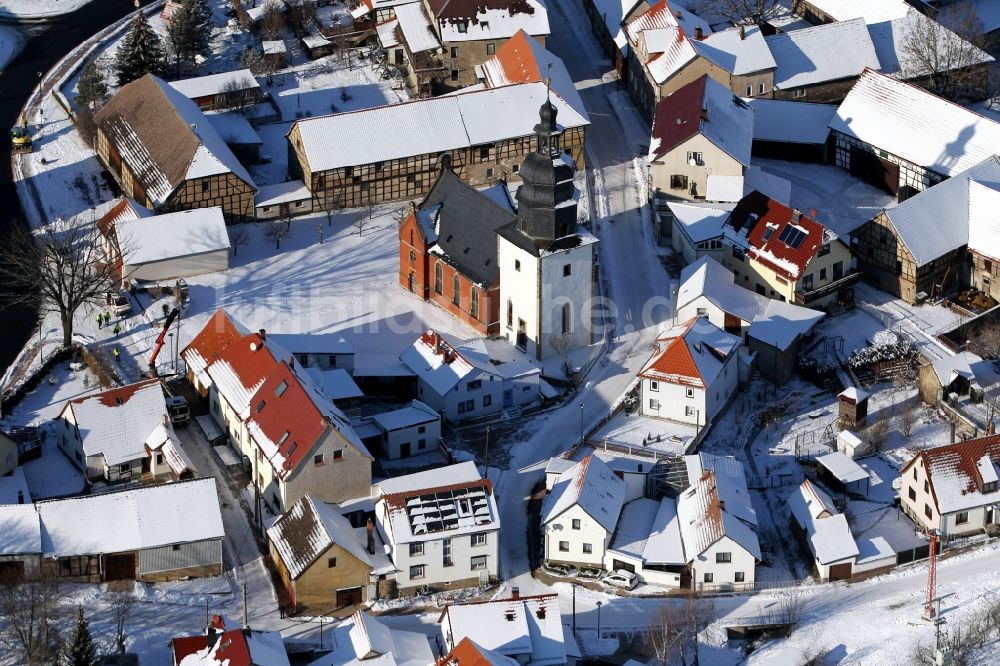 Wipfratal aus der Vogelperspektive: Schneebedecktes Kirchengebäude der St. Cyriakus in Ettischleben im Bundesland Thüringen