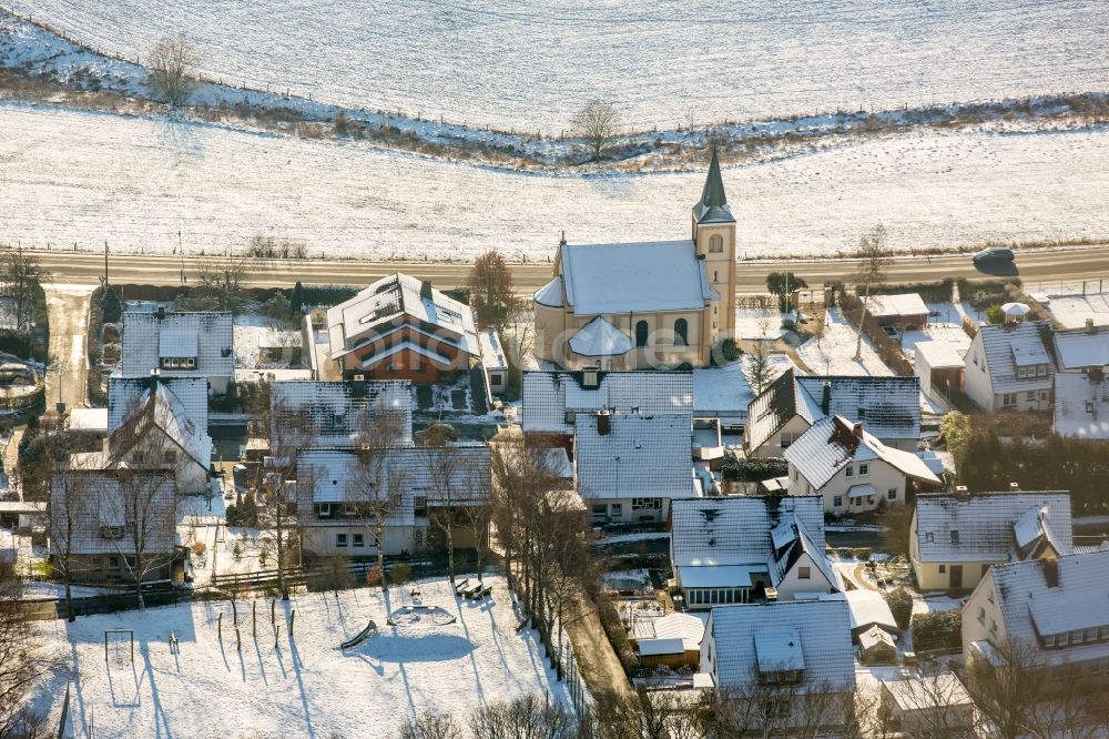 Luftaufnahme Arnsberg - Schneebedecktes Kirchengebäude der Dietrich Bonhoeffer Kirche in Oeventrop im Bundesland Nordrhein-Westfalen