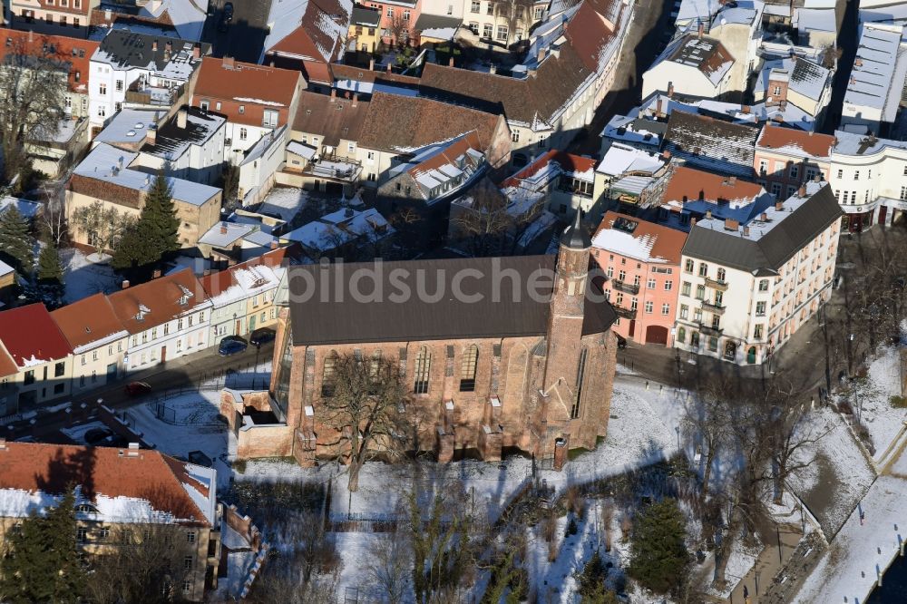 Brandenburg an der Havel von oben - Schneebedecktes Kirchengebäude der ehemaligen Klosterkirche Sankt Johannis in Brandenburg an der Havel im Bundesland Brandenburg