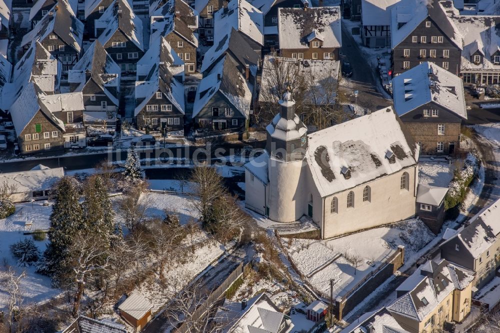 Luftbild Freudenberg - Schneebedecktes Kirchengebäude der Evangelischen Kirche in der historischen Altstadt Alter Flecken in Freudenberg im Bundesland Nordrhein-Westfalen