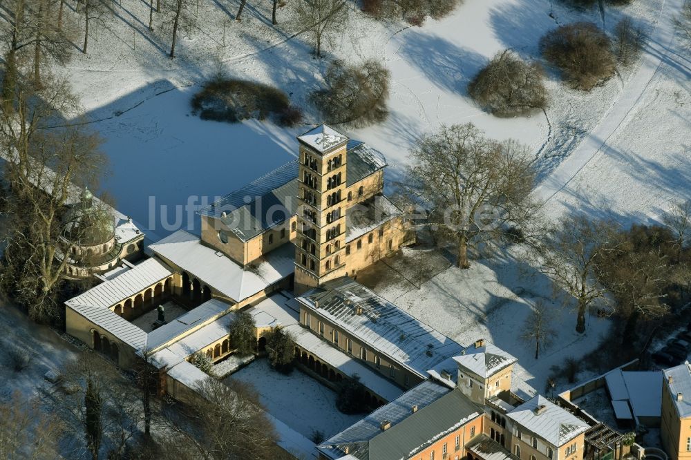 Potsdam aus der Vogelperspektive: Schneebedecktes Kirchengebäude der Friedenskirche am Marylgarten im Park Sanssouci in Potsdam im Bundesland Brandenburg