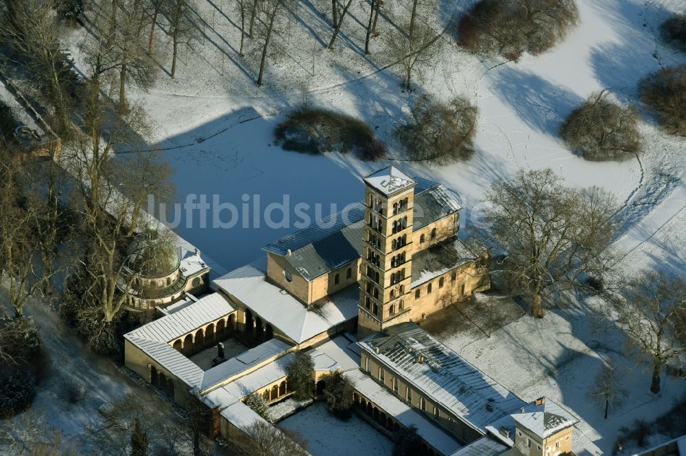 Luftbild Potsdam - Schneebedecktes Kirchengebäude der Friedenskirche am Marylgarten im Park Sanssouci in Potsdam im Bundesland Brandenburg