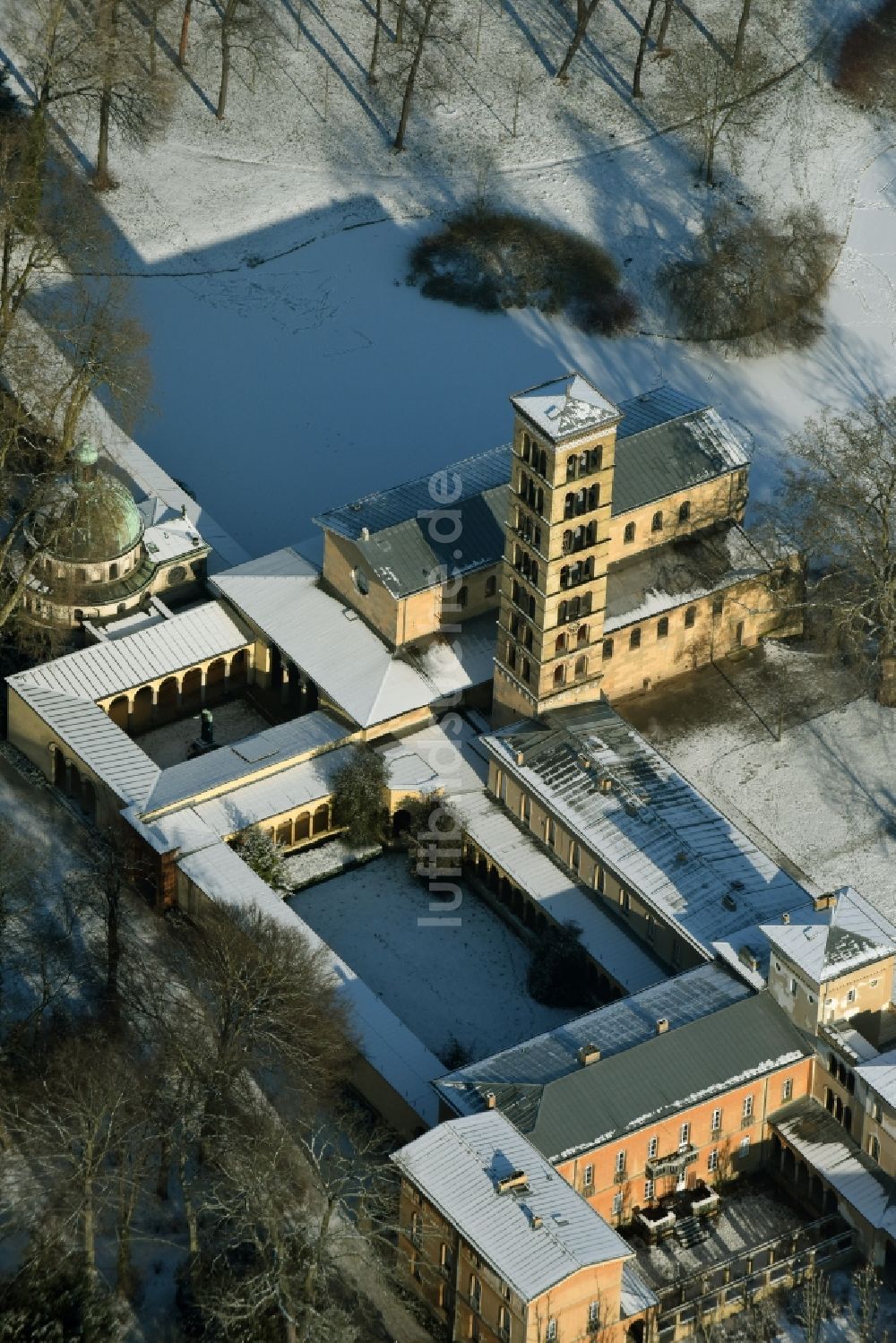 Luftaufnahme Potsdam - Schneebedecktes Kirchengebäude der Friedenskirche am Marylgarten im Park Sanssouci in Potsdam im Bundesland Brandenburg