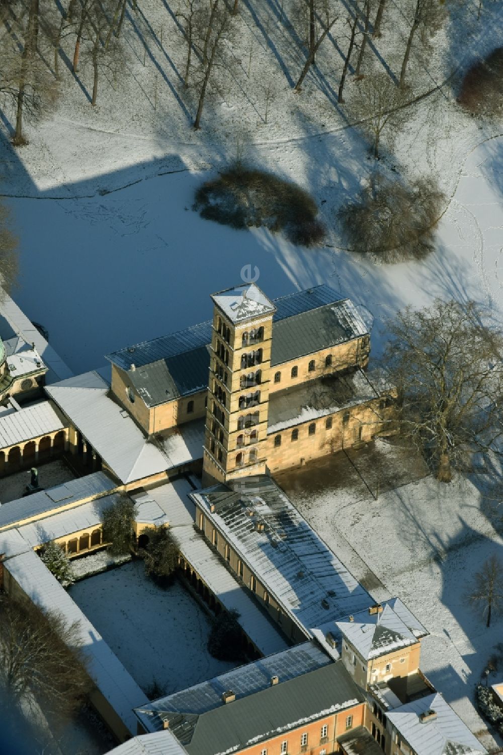 Luftbild Potsdam - Schneebedecktes Kirchengebäude der Friedenskirche am Marylgarten im Park Sanssouci in Potsdam im Bundesland Brandenburg