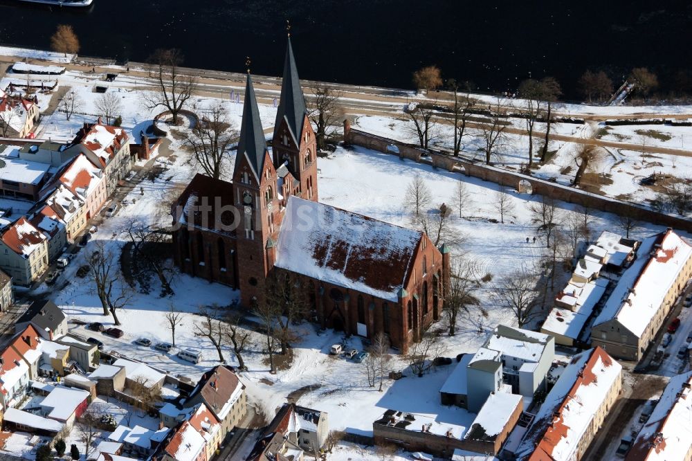 Neuruppin aus der Vogelperspektive: Schneebedecktes Kirchengebäude der Klosterkirche Sankt Trinitatis am Niemöllerplatz im Ortsteil Metropolregion Berlin/Brandenburg in Neuruppin im Bundesland Brandenburg