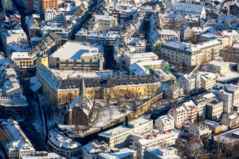 Luftaufnahme Siegen - Schneebedecktes Kirchengebäude der Martinikirche in Siegen im Bundesland Nordrhein-Westfalen