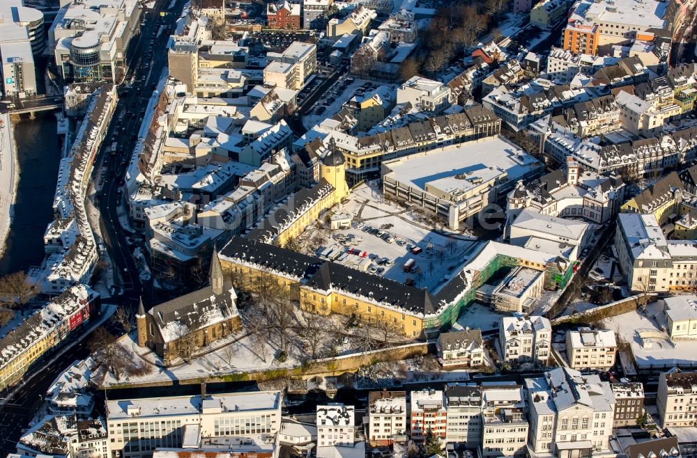 Luftaufnahme Siegen - Schneebedecktes Kirchengebäude der Martinikirche in Siegen im Bundesland Nordrhein-Westfalen