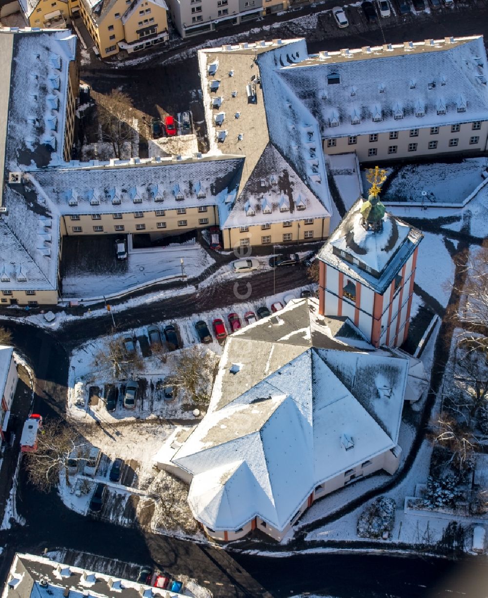 Luftbild Siegen - Schneebedecktes Kirchengebäude der Nikolaikirche in Siegen im Bundesland Nordrhein-Westfalen