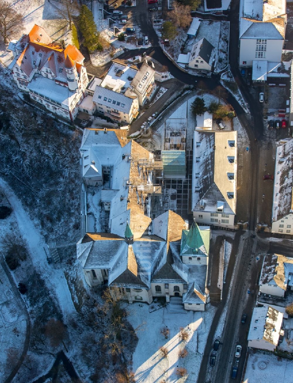 Arnsberg von oben - Schneebedecktes Kirchengebäude der Propsteikirche St.Laurentius des ehemaligen Chorherrenstifts Kloster Wedinghausen in Arnsberg im Bundesland Nordrhein-Westfalen