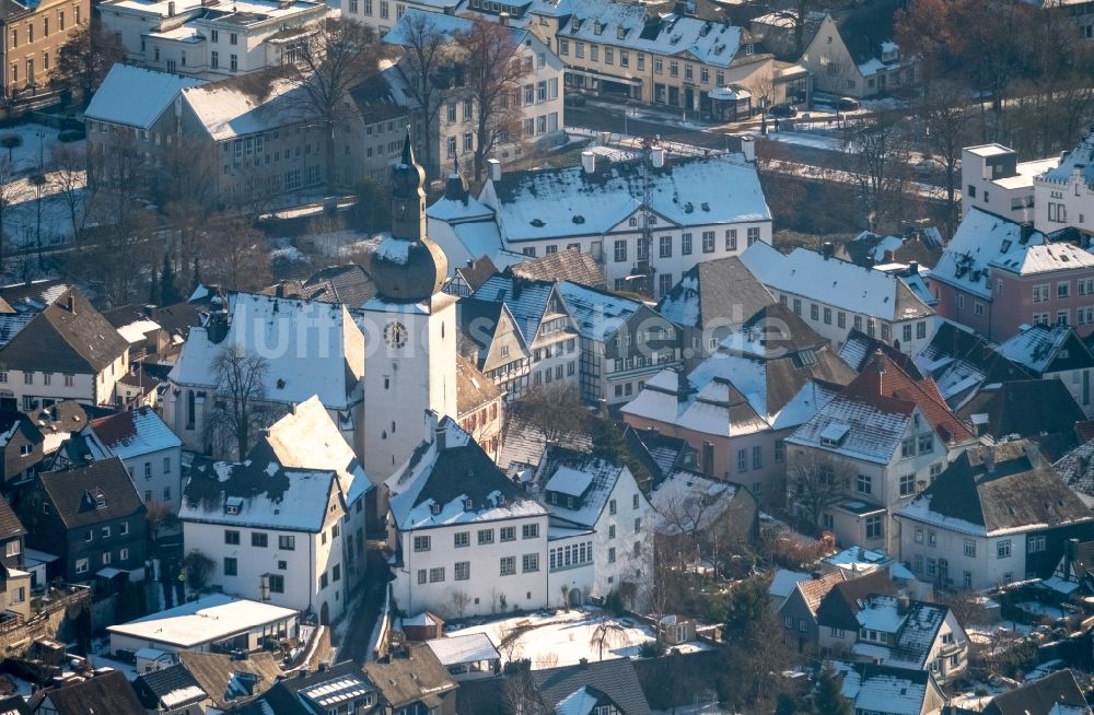 Luftaufnahme Arnsberg - Schneebedecktes Kirchengebäude der Stadtkapelle St. Georg auf dem alten Markt in der Altstadt im Ortsteil Wennigloh in Arnsberg im Bundesland Nordrhein-Westfalen