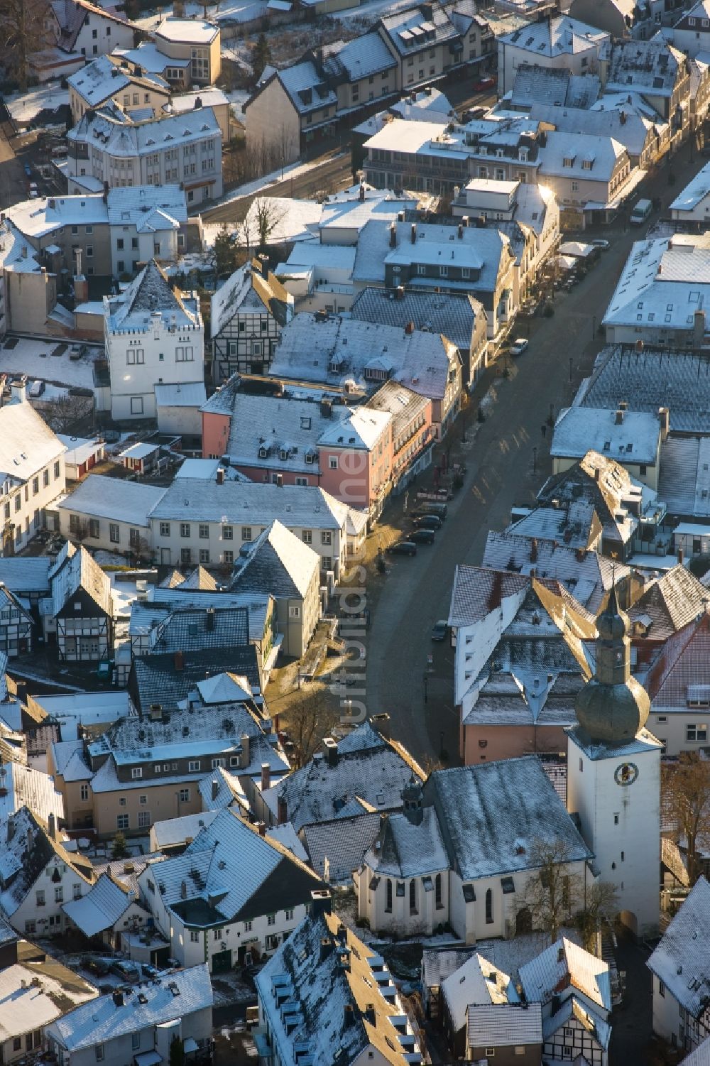 Luftaufnahme Arnsberg - Schneebedecktes Kirchengebäude der Stadtkapelle St.Georg auf dem Alten Markt in der Altstadt von Arnsberg im Bundesland Nordrhein-Westfalen