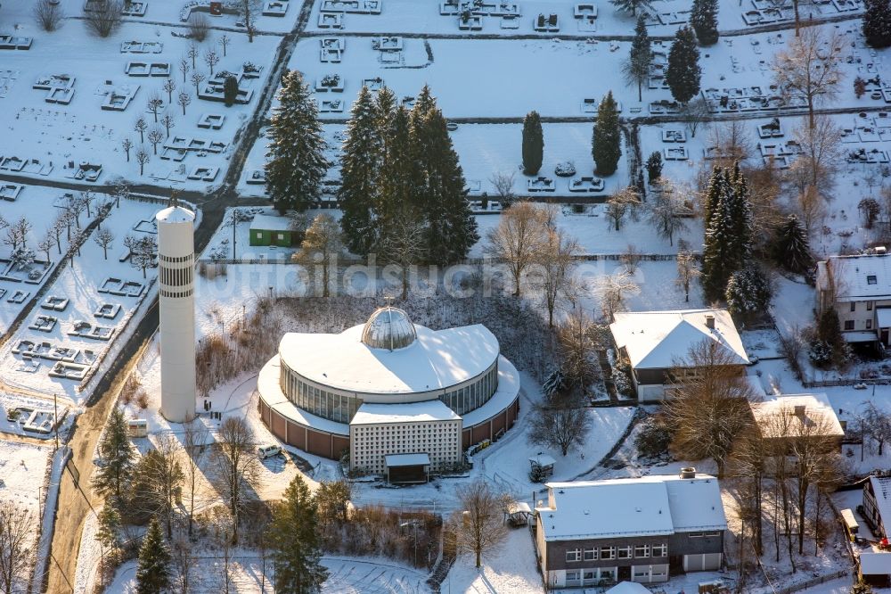 Luftaufnahme Freudenberg - Schneebedecktes Kirchengebäude der St.Marien- Kirche und ihr Friedhof in Freudenberg im Bundesland Nordrhein-Westfalen