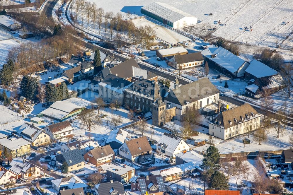 Arnsberg aus der Vogelperspektive: Schneebedecktes Kirchengebäude des St.Nikolaus an der Mescheder Straße im Ortsteil Rumbeck in Arnsberg im Bundesland Nordrhein-Westfalen