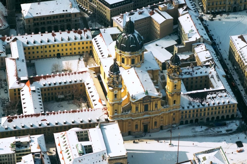 München von oben - Schneebedecktes Kirchengebäude der Theatinerkirche in München im Bundesland Bayern