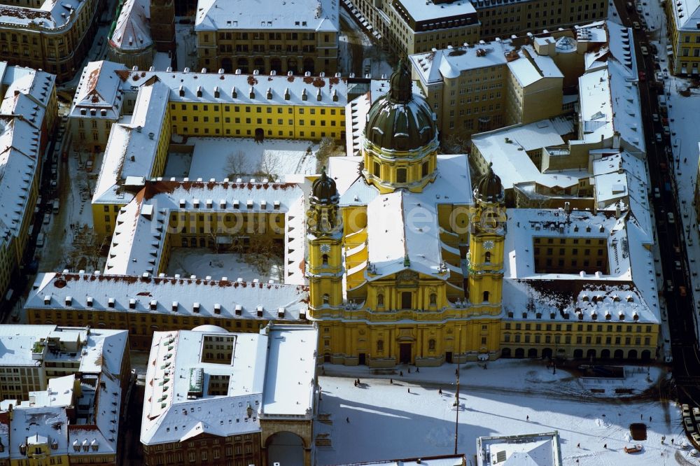 München von oben - Schneebedecktes Kirchengebäude der Theatinerkirche in München im Bundesland Bayern