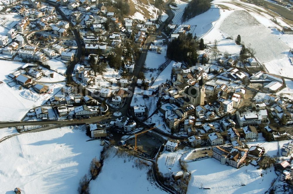 Luftaufnahme Völs am Schlern - Fié allo Sciliar - Schneebedecktes Kirchengebäude in Völs am Schlern - Fié allo Sciliar in Trentino-Alto Adige, Italien