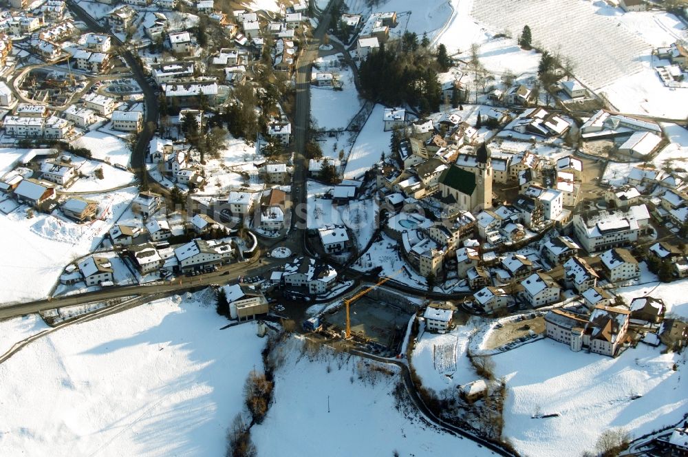 Völs am Schlern - Fié allo Sciliar von oben - Schneebedecktes Kirchengebäude in Völs am Schlern - Fié allo Sciliar in Trentino-Alto Adige, Italien