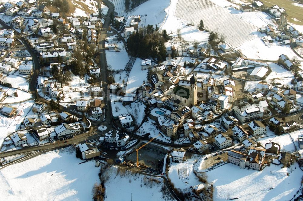 Völs am Schlern - Fié allo Sciliar aus der Vogelperspektive: Schneebedecktes Kirchengebäude in Völs am Schlern - Fié allo Sciliar in Trentino-Alto Adige, Italien