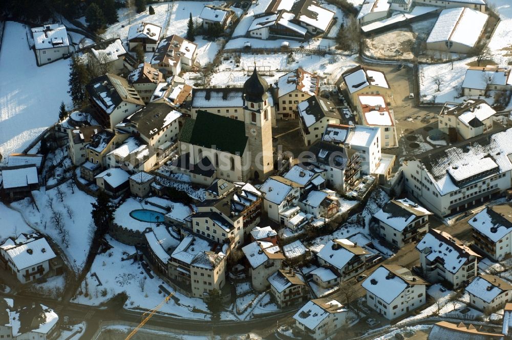 Luftbild Völs am Schlern - Fié allo Sciliar - Schneebedecktes Kirchengebäude in Völs am Schlern - Fié allo Sciliar in Trentino-Alto Adige, Italien