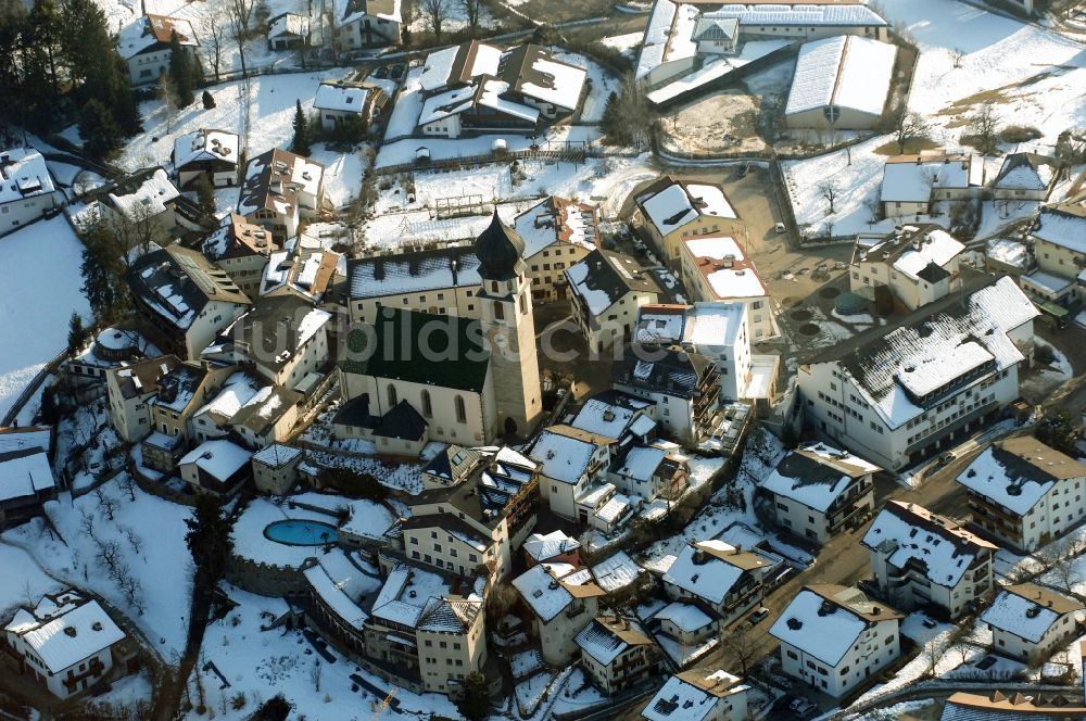 Luftaufnahme Völs am Schlern - Fié allo Sciliar - Schneebedecktes Kirchengebäude in Völs am Schlern - Fié allo Sciliar in Trentino-Alto Adige, Italien