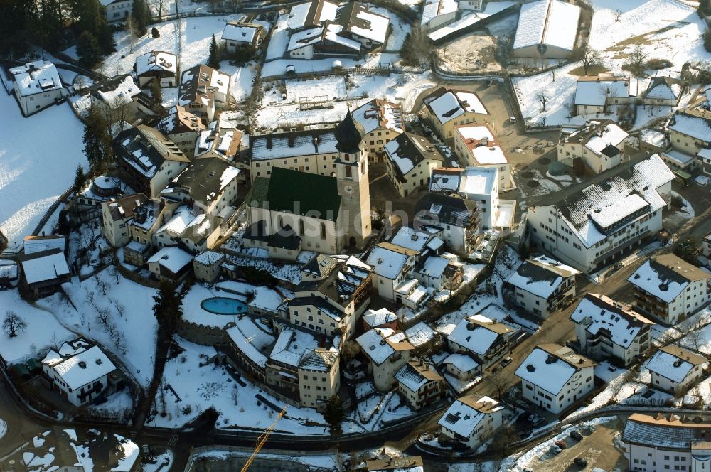 Völs am Schlern - Fié allo Sciliar von oben - Schneebedecktes Kirchengebäude in Völs am Schlern - Fié allo Sciliar in Trentino-Alto Adige, Italien