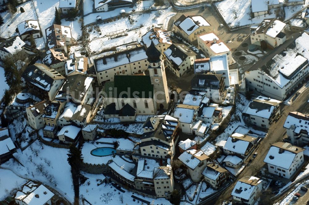 Völs am Schlern - Fié allo Sciliar aus der Vogelperspektive: Schneebedecktes Kirchengebäude in Völs am Schlern - Fié allo Sciliar in Trentino-Alto Adige, Italien