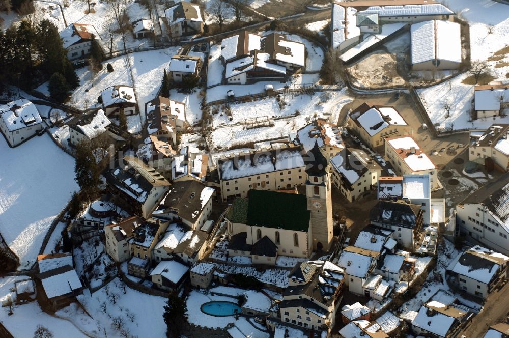 Luftbild Völs am Schlern - Fié allo Sciliar - Schneebedecktes Kirchengebäude in Völs am Schlern - Fié allo Sciliar in Trentino-Alto Adige, Italien