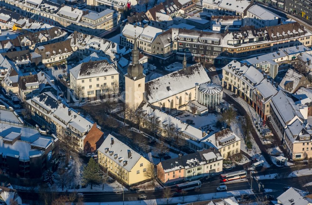 Meschede aus der Vogelperspektive: Schneebedecktes Kirchengebäude der St. Walburgakirche in Meschede im Bundesland Nordrhein-Westfalen